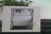 Hand rotating glass louvers